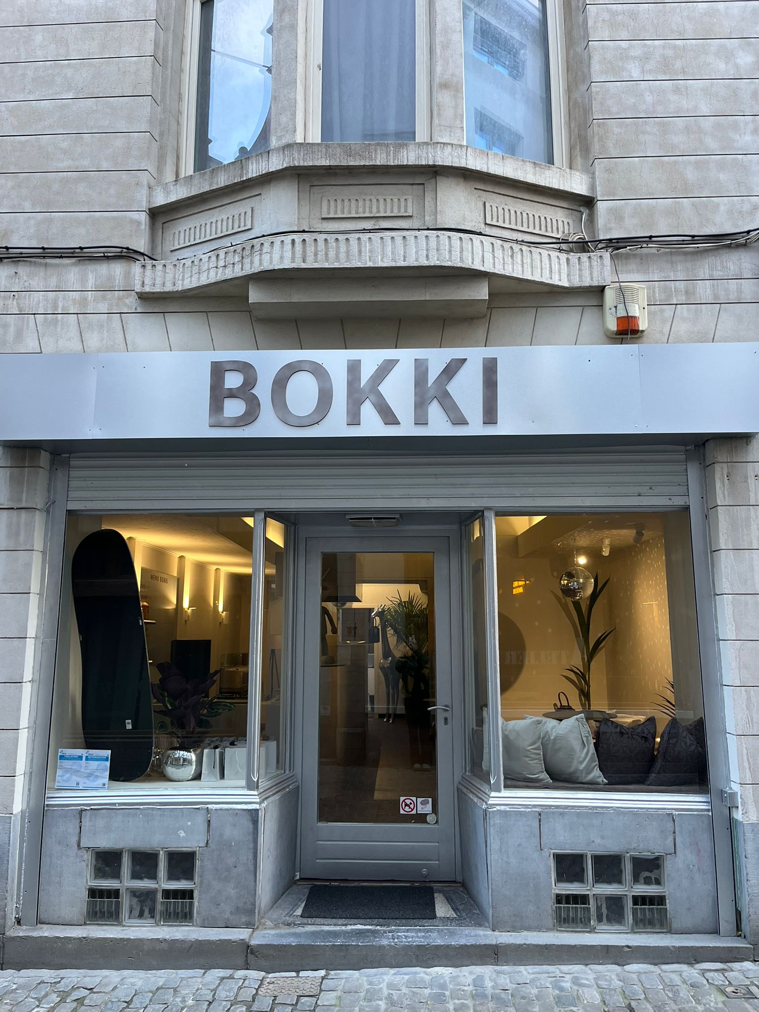 Sfeervolle inrichting van Bokki Brussels restaurant